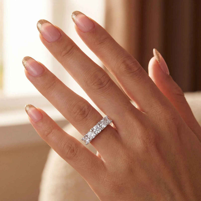 Éclat Line VVS Moissanite Ring