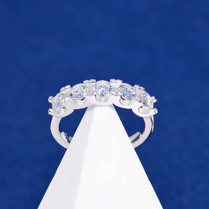 Éclat Line VVS Moissanite Ring